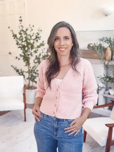 Woman wearing the blush pink Finch Cardigan with jeans