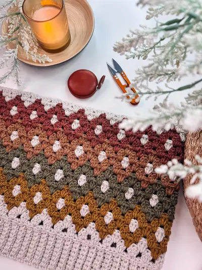 Close up of the Shades of Diamonds colorwork in rust, olive and gold