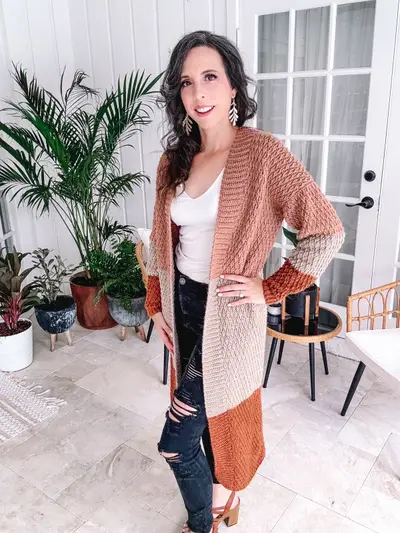 Woman wearing the long Robin Duster in rust, cream and tan color blocks