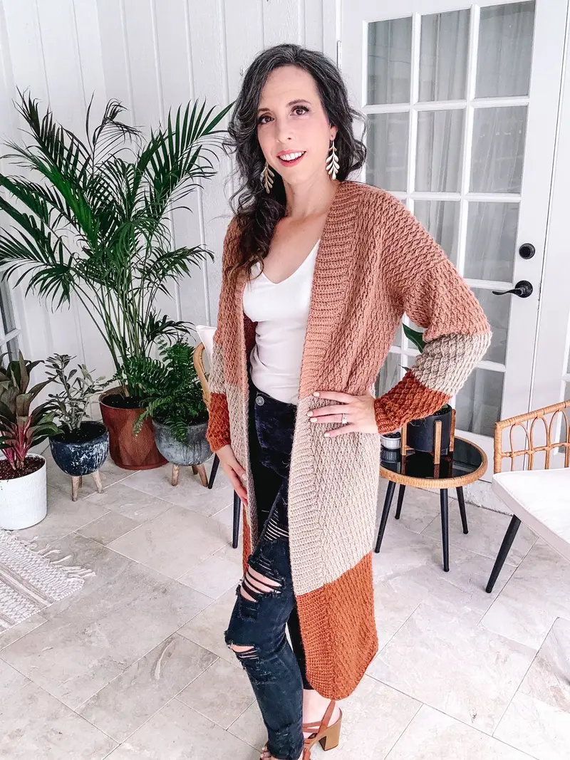 Woman wearing the long Robin Duster in rust, cream and tan color blocks