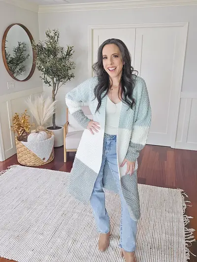 Woman in the Robin Duster in blue and white color blocks