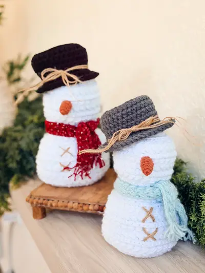 Wheat Stitch Crochet Snowmen in white with black and gray hats and scarves