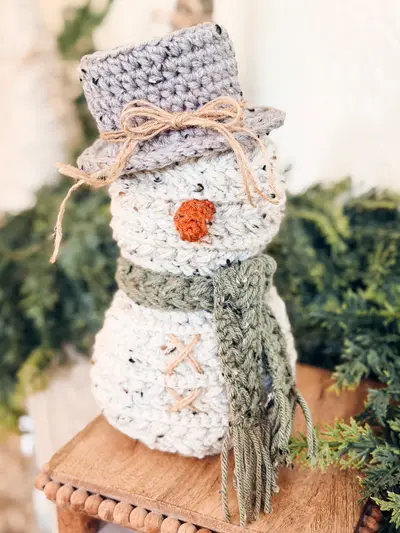 Speckled Wheat Stitch Crochet Snowman with a gray hat and sage scarf