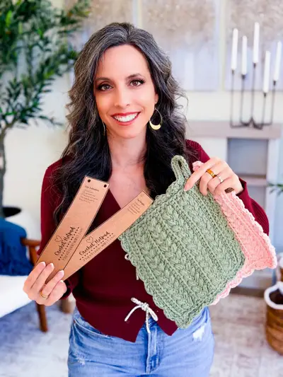 Woman holding sage and pink Wheat Stitch Scalloped Hotpads