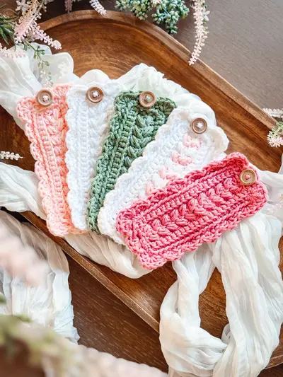 Wheat Stitch Scalloped Napkin Rings in coral, white and sage with wood buttons